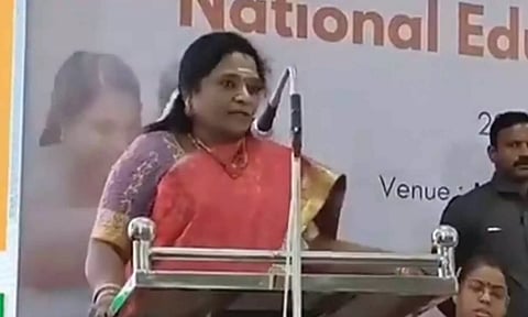 சி.பி.எஸ்.இ. பாடதிட்டத்தை செயல்படுத்தியதால் நான் தமிழின துரோகியா? கவர்னர் தமிழிசை ஆவேசம்