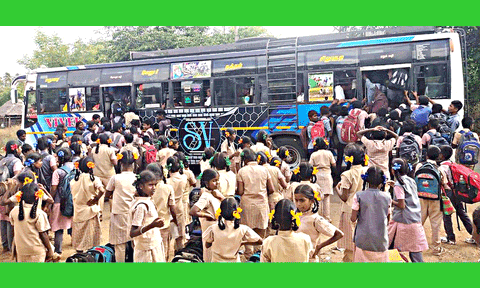 தனியார் பஸ்சில் முண்டியடித்து ஏறும் பள்ளி மாணவ, மாணவிகள்.
