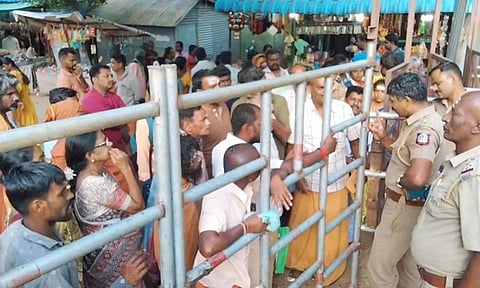 மலையடிவாரத்தில் காத்திருக்கும் பக்தர்கள்.