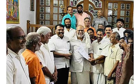 ஆர்ப்பாட்டத்தில் பங்கேற்க வருமாறு முன்னாள் எம்.பி. கண்ணனுக்கு பெரிய மார்க்கெட் வியாபாரிகள் அழைப்புவிடுத்த காட்சி.