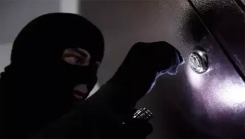 ஆடிட்டர் வீட்டில் கொள்ளையடித்த முகமூடி கொள்ளையன்