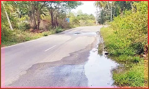 திருமூர்த்திநகர் அருேக குழாய் உடைந்து சாலையில்&nbsp; குடிநீர் வீணாக தேங்கி நிற்பதை படத்தில் காணலாம்.