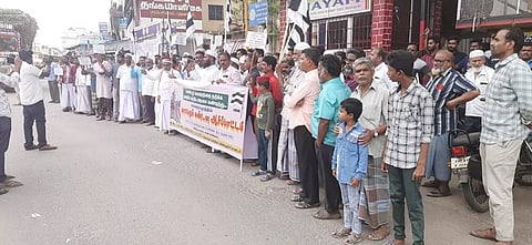 ஐக்கிய முஸ்லிம் முன்னேற்ற கழகம் சார்பில் ஆர்ப்பாட்டம் நடந்தது.