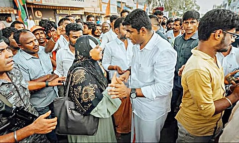 அண்ணாமலை வழியில் இஸ்லாமிய பெண் ஒருவரிடம் கைகுலுக்கி நலம் விசாரித்து குறைகளையும் கேட்டறிந்தார்.