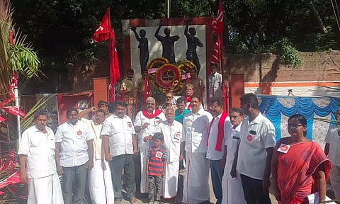 &nbsp; தியாகிகள் நினைவு இடத்தில்  தொழிற் சங்கத்தினர் அஞ்சலி செலுத்திய காட்சி.