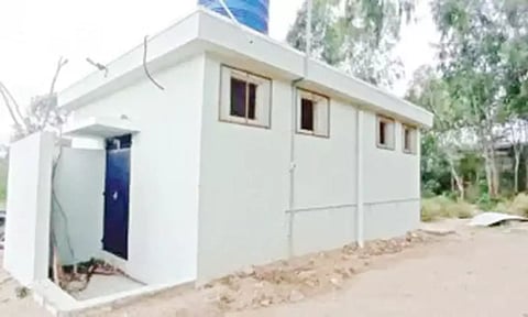 மூடப்பட்டுள்ள கழிவறை.