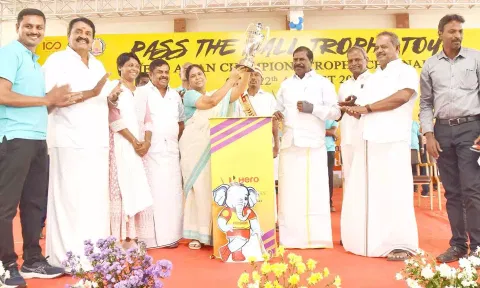 தருமபுரி மாவட்டத்திற்கு வருகை தந்த ஆசிய ஆடவர் ஆக்கி சாம்பியன்ஷிப்-2023 கோப்பையை கலெக்டர் சாந்தி பெற்று கொண்ட போது எடுத்தபடம். அருகில் எம்.எல்.ஏ.க்கள் ஜி.கே.மணி, கோவிந்தசாமி, வெங்கடேஸ்வரன் உள்பட பலர் உள்ளனர்.