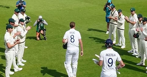 ஓய்வு அறிவித்த ஸ்டூவர்ட் பிராட்- 4ம் நாள் போட்டியின்போது அணிவகுத்து நின்று மரியாதை செலுத்திய சக வீரர்கள்