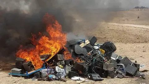 ஆப்கானிஸ்தானில் இசைக்கு தடை- பறிமுதல் செய்யப்பட்ட இசைக்கருவிகளை தீயிட்டு எரித்த தலிபான்