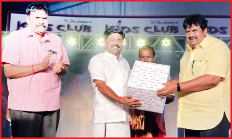 ஆண்டு விழாவில் கலந்து கொண்டவர்களின் காட்சி.