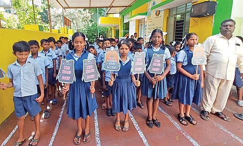 புதுவை லப்போர்த் வீதியில் உள்ள அரசு தொடக்க பள்ளியில் மாணவர்கள் புத்தக பை இல்லாமல் வந்த காட்சி.