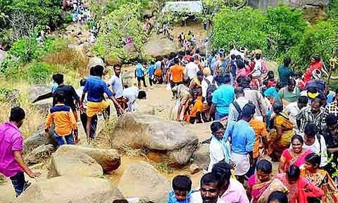 காட்டுத்தீ கட்டுக்குள் வந்ததால் அனுமதி- சதுரகிரியில் மலையேற குவிந்த பக்தர்கள்