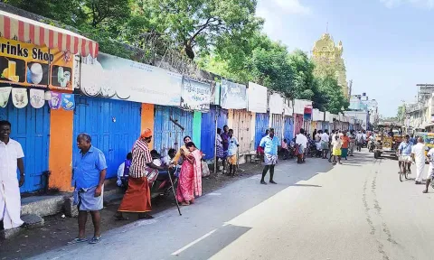 ராமேசுவரம் பகுதியில் ரதவீதிகளில் கடைகள் அடைக்கப்பட்டிருந்த காட்சி.