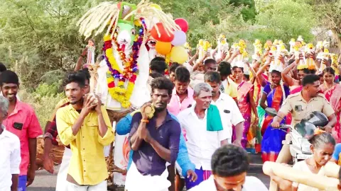அய்யனார் கோவில் திருவிழாவில் பக்தர்கள் வினோத வழிபாடு