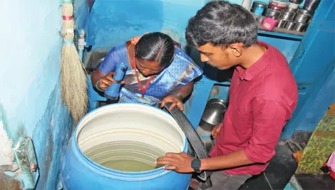 சேலம் மாநகராட்சி பகுதியில் டெங்கு கொசு ஒழிப்பு பணி தீவிரப்படுத்தப்பட்டுள்ளது. இதையடுத்து 31-வது வார்டு பார்க் தெரு பகுதியில் உள்ள வீடுகளில் சுகாதார பணியாளர்கள் டெங்கு கொசு ஒழிப்பு பணியில் ஈடுபட்ட காட்சி.