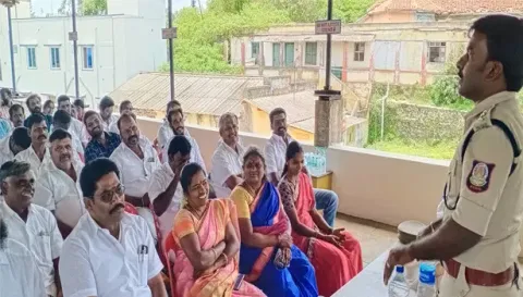 கூட்டத்தில் துணை போலீஸ் சூப்பிரண்டு அமல அட்மின் பேசிய போது எடுத்தபடம்.