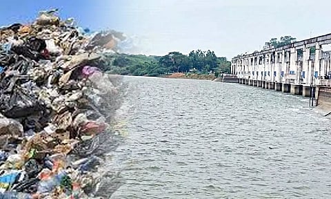 கொசஸ்தலை ஆறு குப்பை கிடங்காக மாறுவதால் துர்நாற்றம் வீசுகிறது- சமூக ஆர்வலர்கள் நடவடிக்கை எடுக்க வலியுறுத்தல்