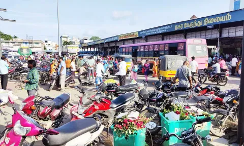 தருமபுரி டவுன் பஸ் நியைத்தில் பஸ் நிற்கும் இடத்தில் ஆக்கிரமிப்பு செய்யப்பட்டுள்ளதை படத்தில் காணலாம்.