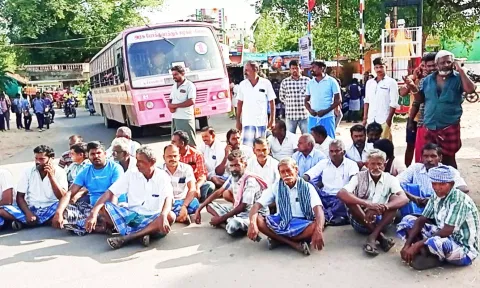 &nbsp;சாலை மறியல் போராட்டத்தில் ஈடுபட்டவர்களை படத்தில் காணலாம்.