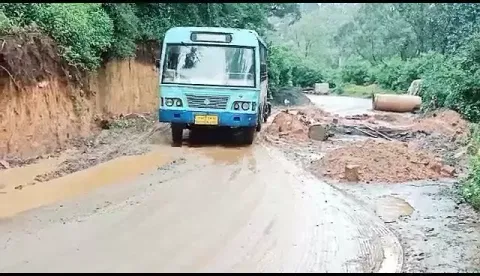 ஊட்டி-மஞ்சூர் குந்தா ரோட்டில் ஆமை வேகத்தில் நடக்கும் சாலைப்பணிகள்