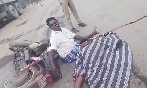 தண்ணீர் லாரி மோதியதில் தலை துண்டாகி பெண் பலி- கணவர் கண்முன் பயங்கரம்