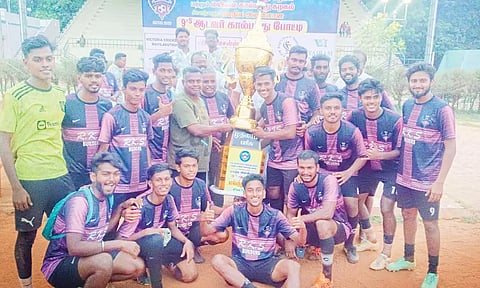 கோப்பை வென்ற மயிலாடுதுறை அணி.
