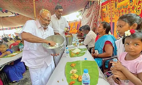 அன்னதானத்தை பாஸ்கர் எம்.எல்.ஏ.தொடங்கி வைத்த காட்சி.