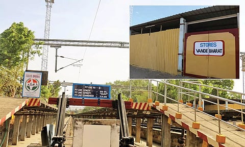 வந்தேபாரத் ரெயில் பெட்டிகளை பராமரிக்க 3-வது பிட்லைனில் மின்சார வசதிகள் ஏற்படுத்தப்பட்டுள்ள காட்சி.