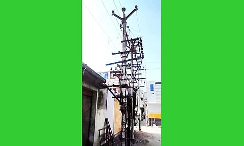 ஆபத்தான நிலையில் உள்ள டிரான்ஸ்பார்மர்.