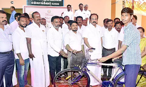 மேல்நிலை கல்வியை தடையில்லாமல் படிக்க சைக்கிள்கள் வழங்கல்