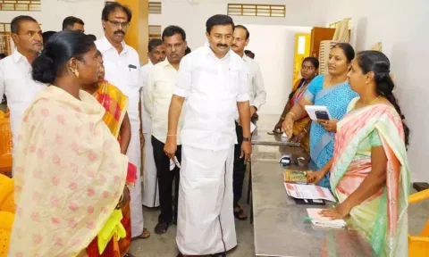 கலைஞர் மகளிர் உரிமை திட்ட விண்ணப்ப பதிவு முகாமினை  அமைச்சர் மு.பெ. சாமிநாதன் ஆய்வு செய்த காட்சி.