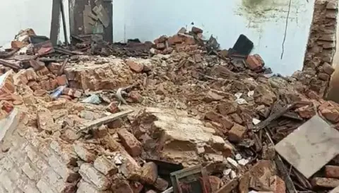 வேட்டமங்கலத்தில் தொகுப்பு வீடு இடிந்து விழுந்தது