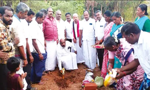 கடையம் அருகே ரூ.7 லட்சத்தில் புதிய கலையரங்கம் - மனோஜ் பாண்டியன் எம்.எல்.ஏ. அடிக்கல் நாட்டினார்
