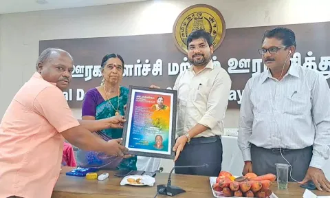 நாகை மாவட்ட கலெக்டர் நேர்முக உதவியாளர் ஓய்வு பெற்ற மல்லிகாவுக்கு சக ஊழியர்கள் பிரியா விடை கொடுத்தனர்.
