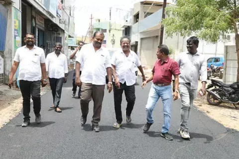 மேயர் ஜெகன் பெரியசாமி சாலைபணிகளை ஆய்வு செய்த காட்சி.