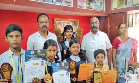 சாதனை படைத்த மாணவர்களை படத்தில் காணலாம்.