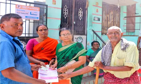வண்ணார்பேட்டையில் வீடுகளுக்கு சென்று டோக்கன் வினியோகம் செய்தபோது எடுத்தபடம்.