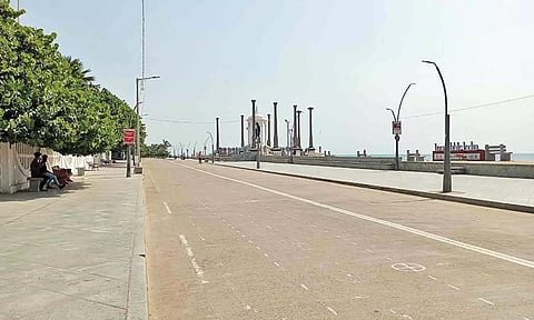 கடும் வெயிலால் புதுவை கடற்கரை சாலையில் மக்கள் நடமாட்டமின்றி வெறிச்சோடி கிடக்கும் காட்சி.