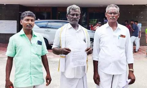 மனு அளிக்க வந்த ஊராட்சி மன்ற துணை தலைவர்.