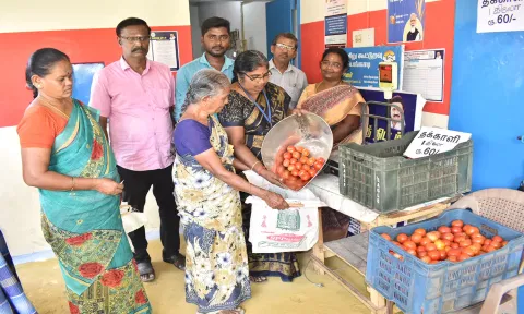 ஈரோட்டில் 10 ரேஷன் கடைகளில் மலிவு விலையில் தக்காளி விற்பனை