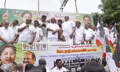 தஞ்சையில் அ.தி.மு.க. ( ஓ.பி.எஸ் அணி ) சார்பில் ஆர்ப்பாட்டம்.