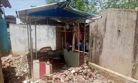 இருதரப்பினர் மோதல் பிரச்சினையில் காளியம்மன் கோவில் இடிப்பு- ராஜபாளையத்தில் பதட்டம்