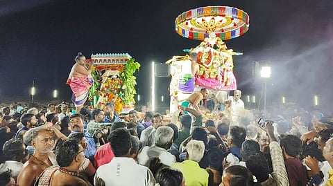 சிறப்பு அலங்காரத்தில் வீதிஉலா வந்த சுவாமி-அம்பாளை திரளான பக்தர்கள் தரிசனம் செய்தனர்.