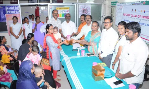 விழாவில் கொழுகொழு குழந்தைகளின் தாய்மார்களுக்கு பரிசு வழங்கப்பட்டது.
