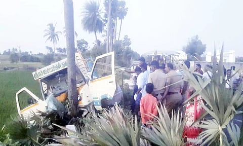 மினிவேன் மரத்தில் மோதி நின்ற காட்சி.