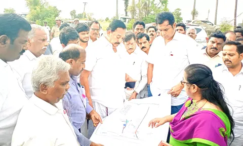 சிப்காட் தொழிற்பூங்கா அமையும் இடத்தை அமைச்சர்கள் ஆர்.காந்தி, டி.ஆர்.பி.ராஜா ஆய்வு செய்த காட்சி.
