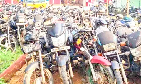 போலீசார் பறிமுதல் செய்த 95 வாகனங்கள் ஏலம்