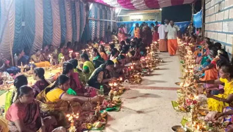 501 திருவிளக்குகளை கொண்டு வந்து பூஜை செய்தபோது எடுத்த படம்.
