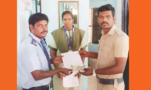 கீழே கிடந்த ரூ.5 ஆயிரத்தை ஒப்படைத்த காவலாளி