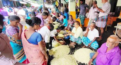 மதுரை மாட்டுத்தாவணி பூ மார்க்கெட்டில் பூக்களை வாங்க குவிந்த பொதுமக்கள்.